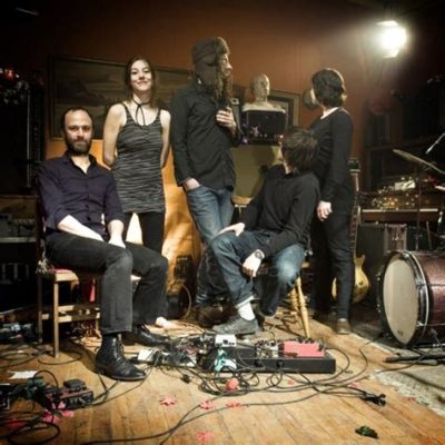 A Silver Mt. Zion - Broken (This Night Forgives Us) Melodierna glider över en crescendo av känslor som kulminerar i ett storslaget klimaks